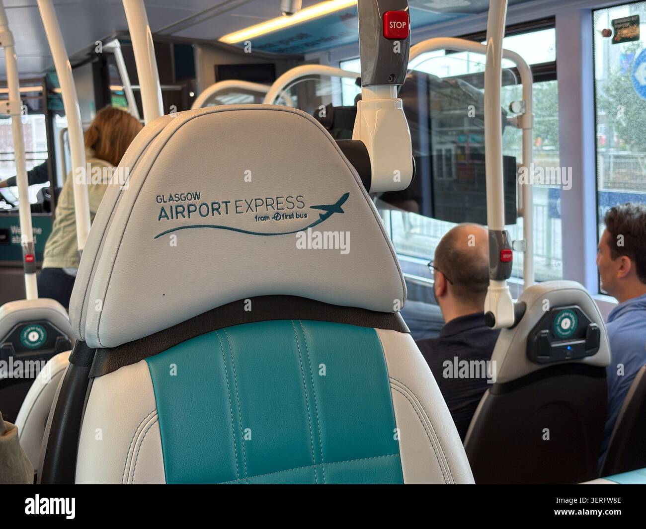 Innenansicht des Glasgow Airport Express-Bussitzes mit Kopfstützen mit Markenzeichen. Glasgow, Schottland, Vereinigtes Königreich. Stockfoto