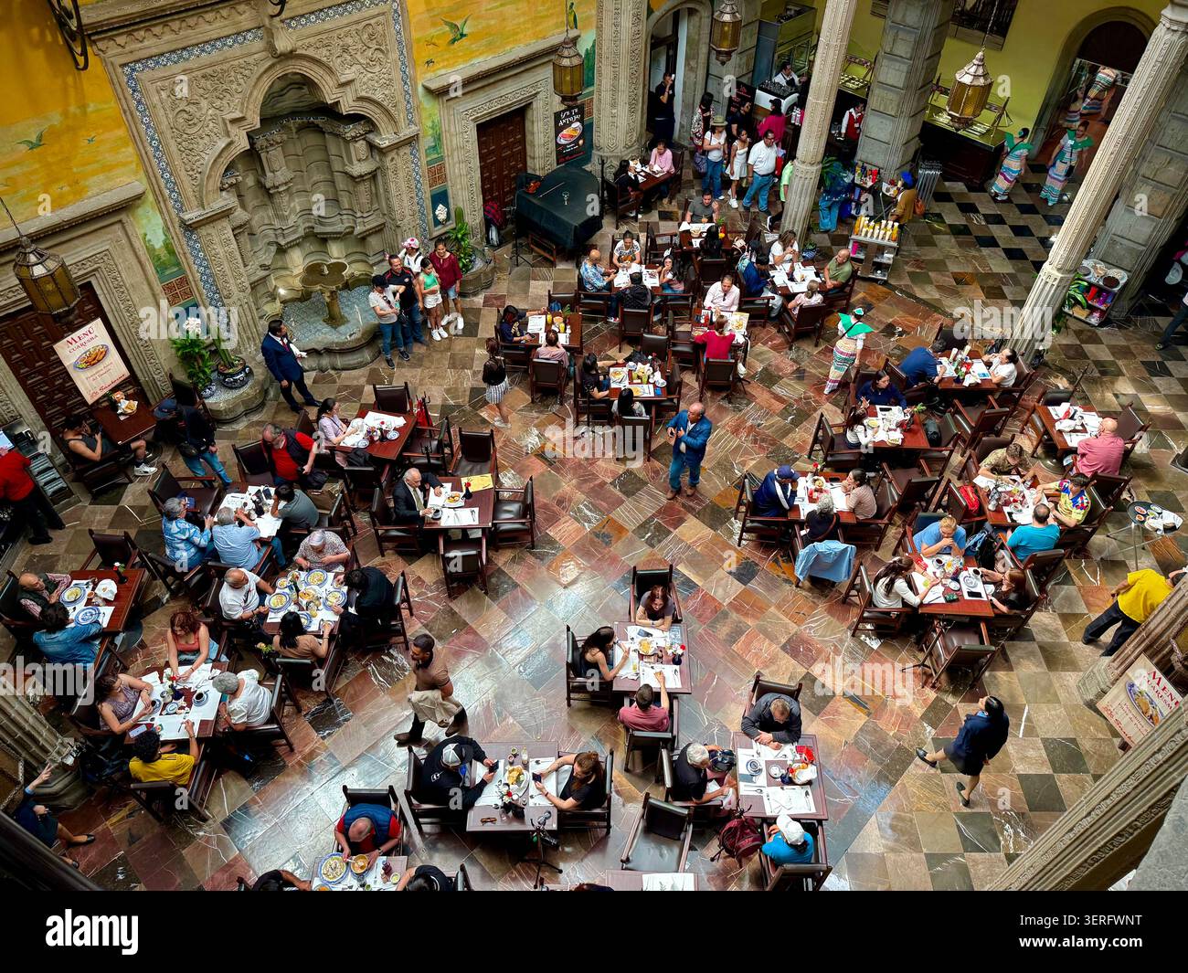 Das Restaurant im historischen Innenhof von Sanborns de los Azulejos befindet sich im La Casa de los Azulejos, Centro Histórico, Mexiko-Stadt. Stockfoto
