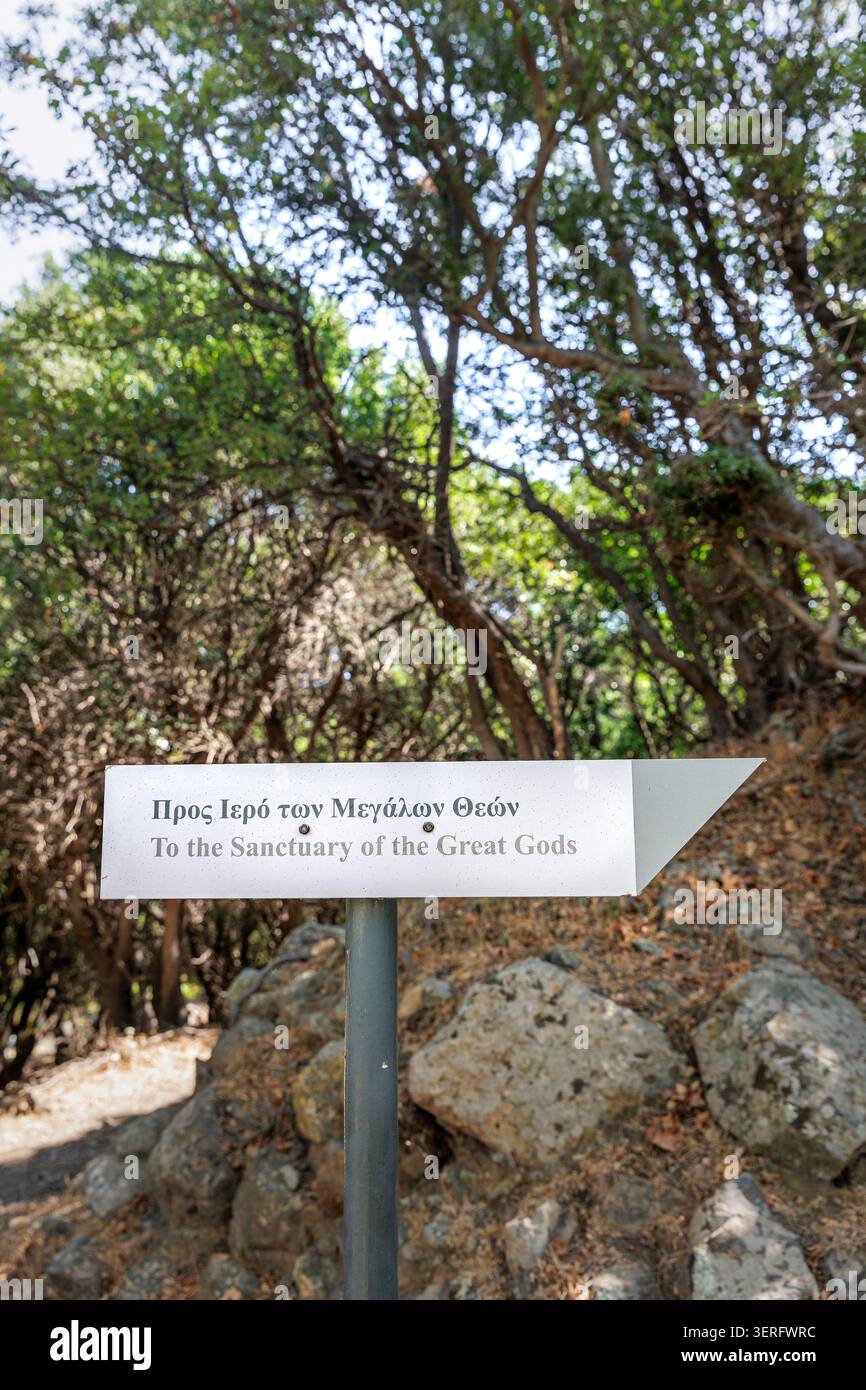 Das Schild führt zum Archäologischen Museum von Samothraki, der antiken Statue Nike of Samothrake und den Kabeirischen Geheimnissen auf der Insel Samothraki, altgriechisch Stockfoto