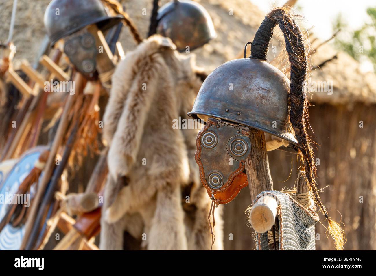 Alte keltische wikingerhelme mit Kettenhemd und Speeren am Stammhaus Stockfoto