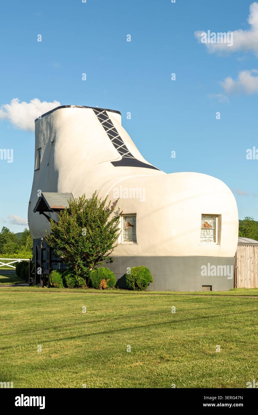 Das Haines Shoe House, eine einzigartige Schuh-förmige Attraktion am Straßenrand in York County, Pennsylvania. Stockfoto
