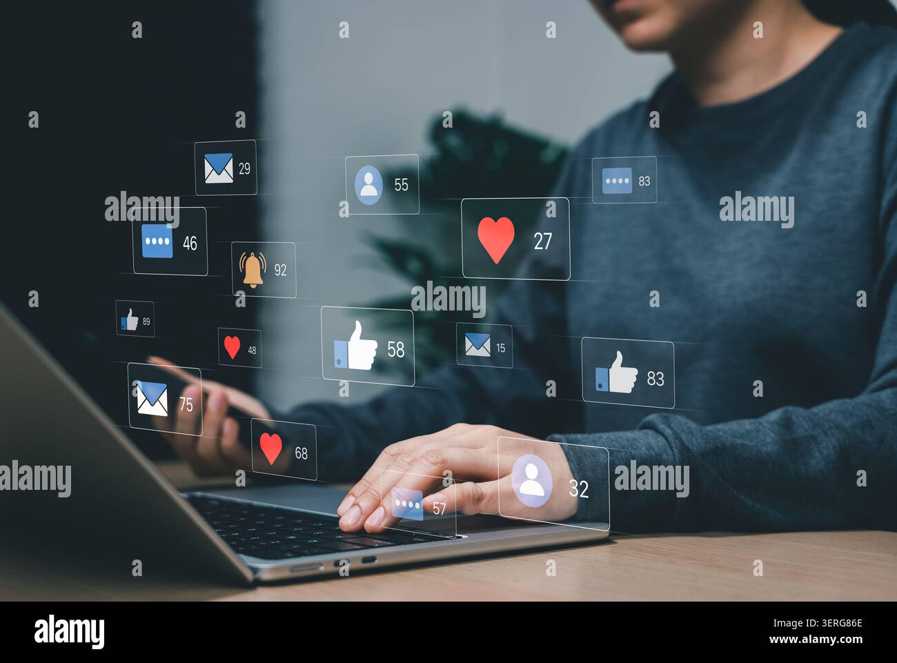 Social Media Engagement-Konzept. Frau, die Symbole für digitale Marketing, Online-Kommunikation, Publikumsinteraktion verwendet, Stockfoto