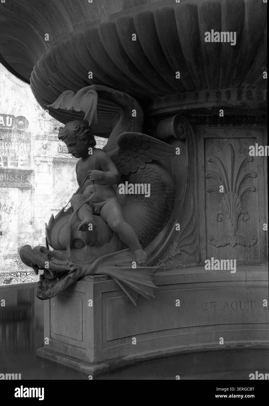 Ein Steindelfin aus dem Brunnen château d'Eau am Place Grenette in Grenoble ist Gegenstand einer Fotografie von Duchemin aus dem Jahr 1890. Das Werk dokumentiert skulpturale Details eines Bürgerdenkmals in Grenoble Isère Frankreich. Stockfoto