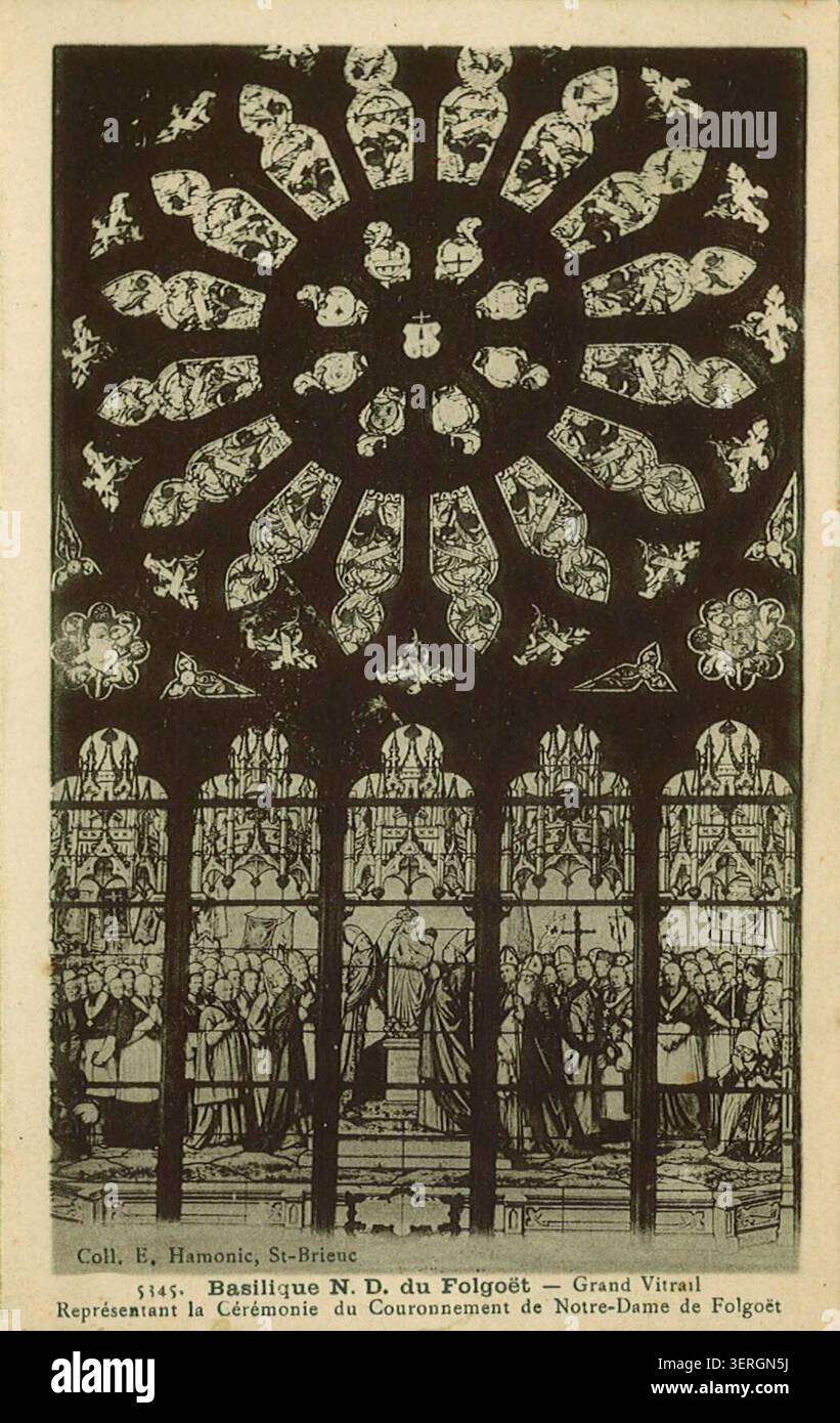 Ein Buntglasfenster in der Basilika Notre-Dame du Folgoët zeigt eine Krönungsszene in einem kirchlichen Innenraum, die bretonische religiöse Architektur und sakrale künstlerische Dekoration in Finistère widerspiegelt. Stockfoto