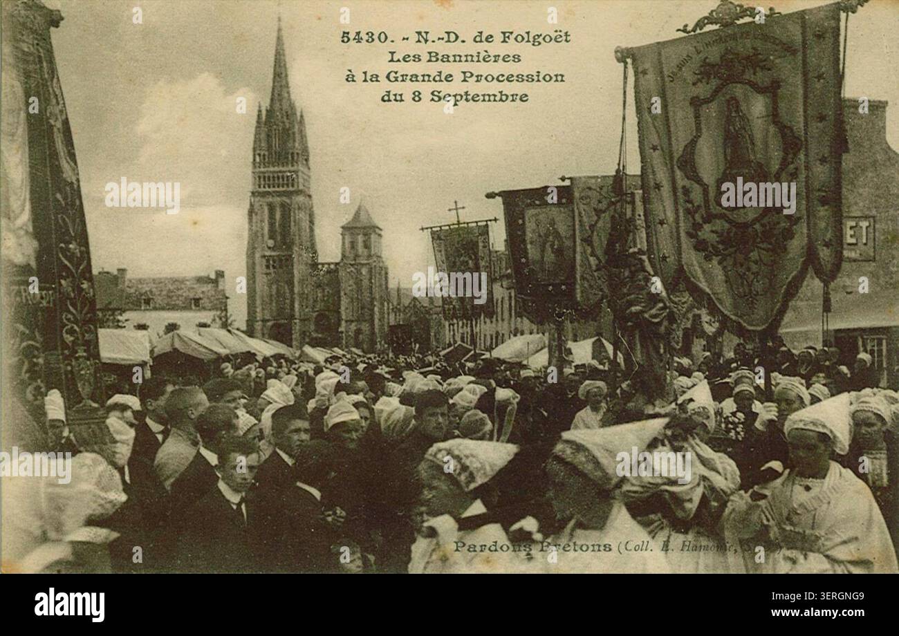 Die Prozession in Notre-Dame du Folgoët während der Feierlichkeiten am 8. September zeigt religiöse Banner, die durch eine große bretonische Wallfahrtsstätte in Finistère getragen werden, die die Pfarrei und die regionale zeremonielle Tradition widerspiegeln. Stockfoto