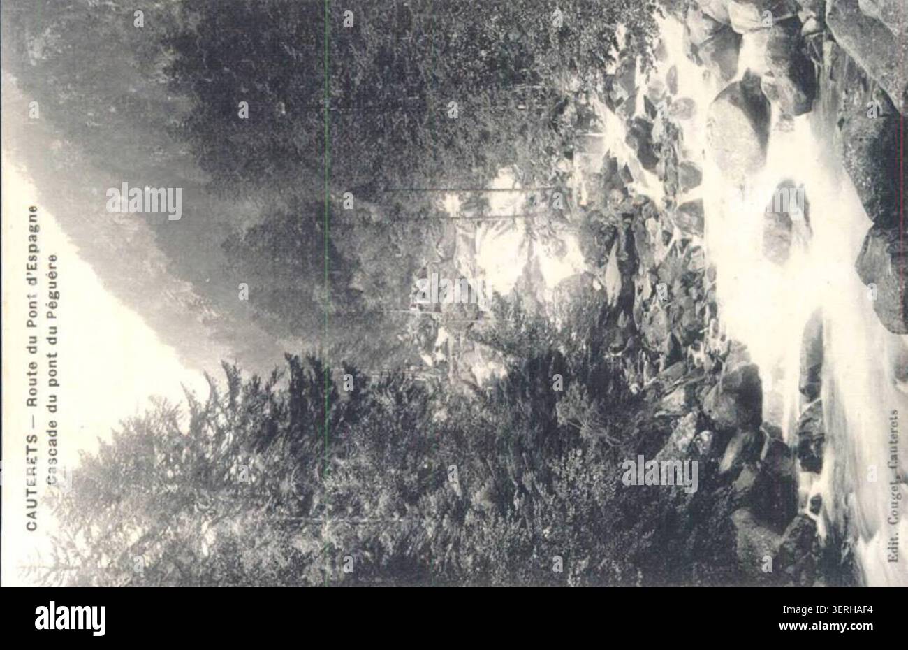 Bei Cauterets entlang der Pont d’Espagne fließt die Kaskade Pont de Péguere durch ein steiles Tal der Pyrenäen und ist Teil eines malerischen Gebirgskorridors, der mit Tourismus und Wasserfallausflügen in Frankreich des frühen 20. Jahrhunderts verbunden ist. Stockfoto