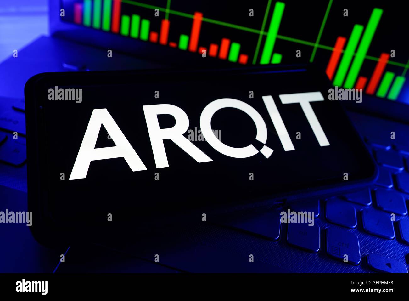Arqit Quantum Encryption und Cybersecurity-Technologie-Firmenlogo auf Smartphone mit Aktienmarkt-Leistungsdiagramm Stockfoto