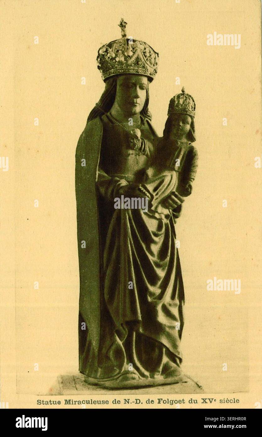 Eine wundersame Statue der Notre-Dame du Folgoët steht in einer Andachtsstätte im Le Folgoët in Finistère, die als religiöse Skulptur präsentiert wird, die mit lokalen Kulttraditionen in Verbindung steht. Die Komposition konzentriert sich auf die sakrale Figur in ihrem kirchlichen Kontext und spiegelt die regionale Andachtspraxis in der Bretagne wider. Stockfoto