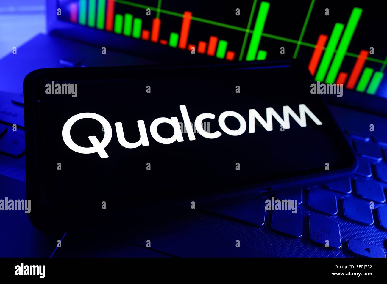 Qualcomm Semiconductor and Wireless Technology Company Logo auf Smartphone mit Aktienkurs-Performance-Diagramm Stockfoto