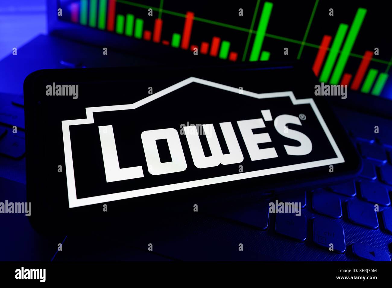 Lowes Stock Photo Hausverbesserungs-Einzelhändler Firmenlogo auf Mobiltelefon mit Finanzdiagramm-Anzeige Stockfoto