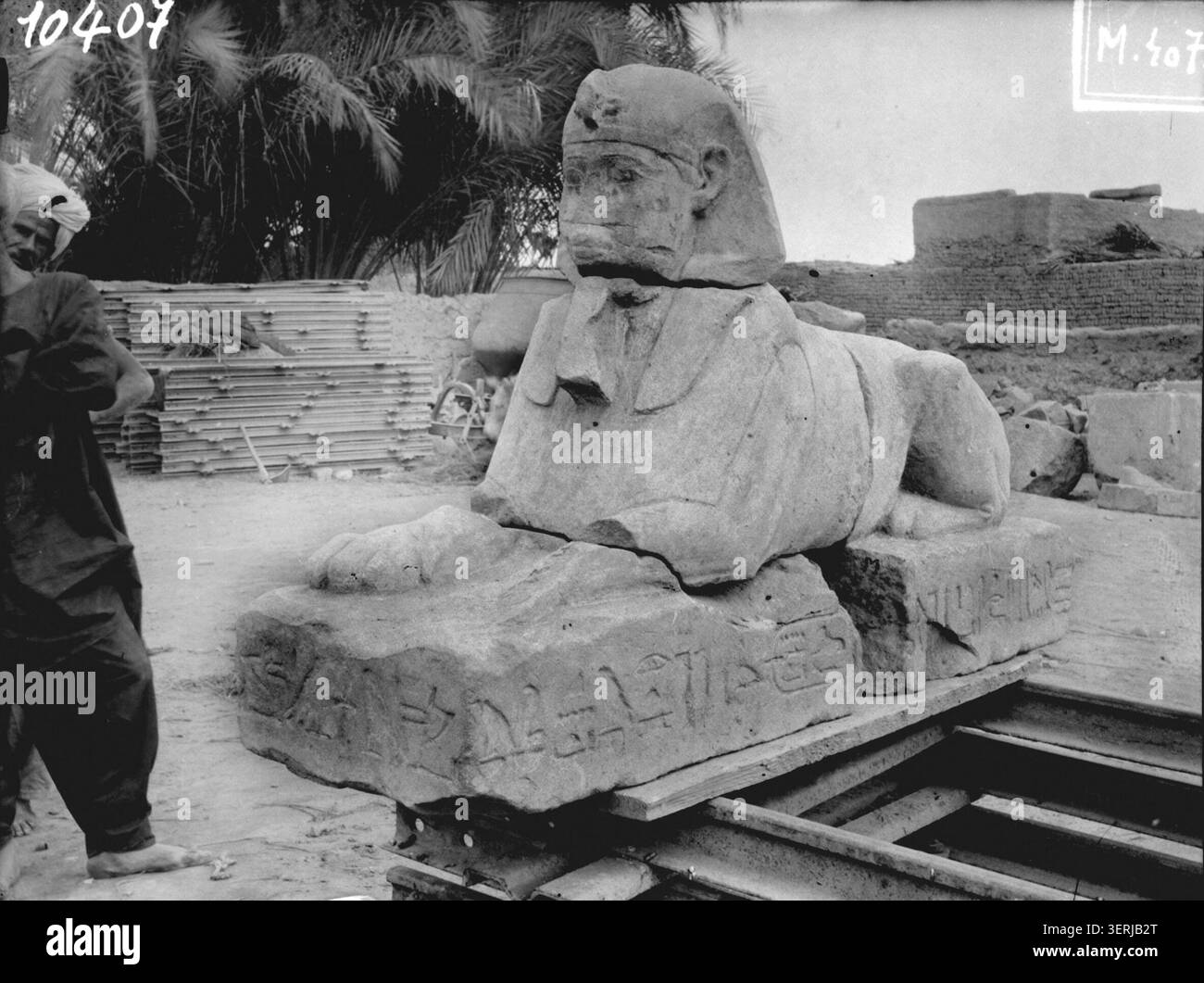 Die Sphinx von Nectanebo I ist in Medamoud auf diesem Foto von Fernand Bisson de La Roque aus dem Jahr 1926 aufgezeichnet. Das Objekt wurde bei archäologischen Ausgrabungen in Ägypten dokumentiert. Stockfoto