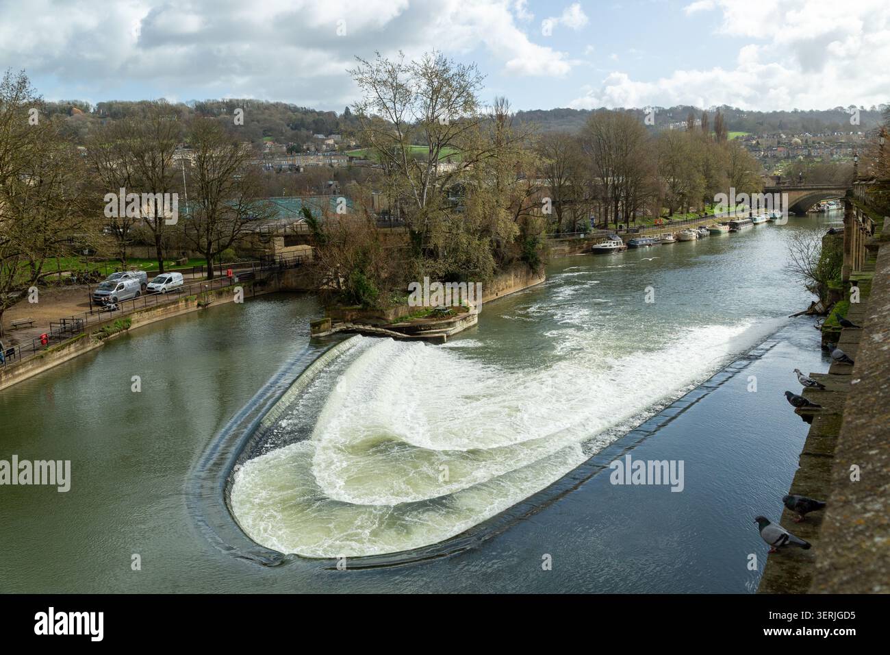 Pulteney Weir, das hufeisenförmige Gebäude, ist ein beliebtes touristisches Wahrzeichen am Fluss Avon in Bath, England Stockfoto