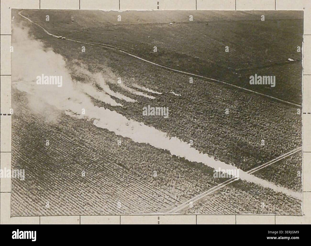 Der Baumwollanbau wird auf einem Luftbild mit Spritz- und Staubarbeiten in den Vereinigten Staaten gezeigt, das in der NmBA001-Sammlung landwirtschaftlicher Bilder aufgenommen wurde. Stockfoto