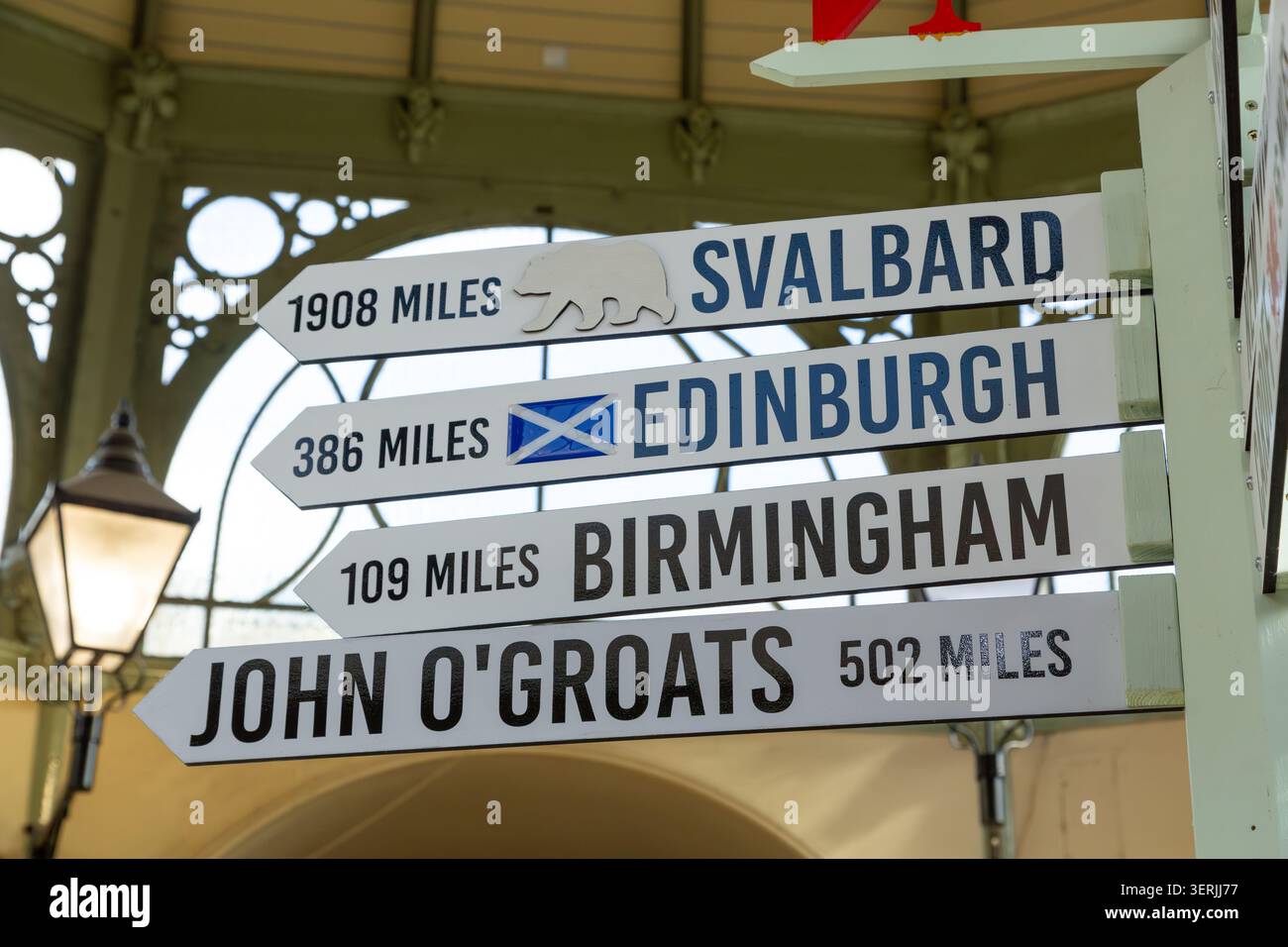 Eine Ansammlung von Richtungsschildern in Bath Guildhall Indoor Market, Bath, Somerset, England. Stockfoto