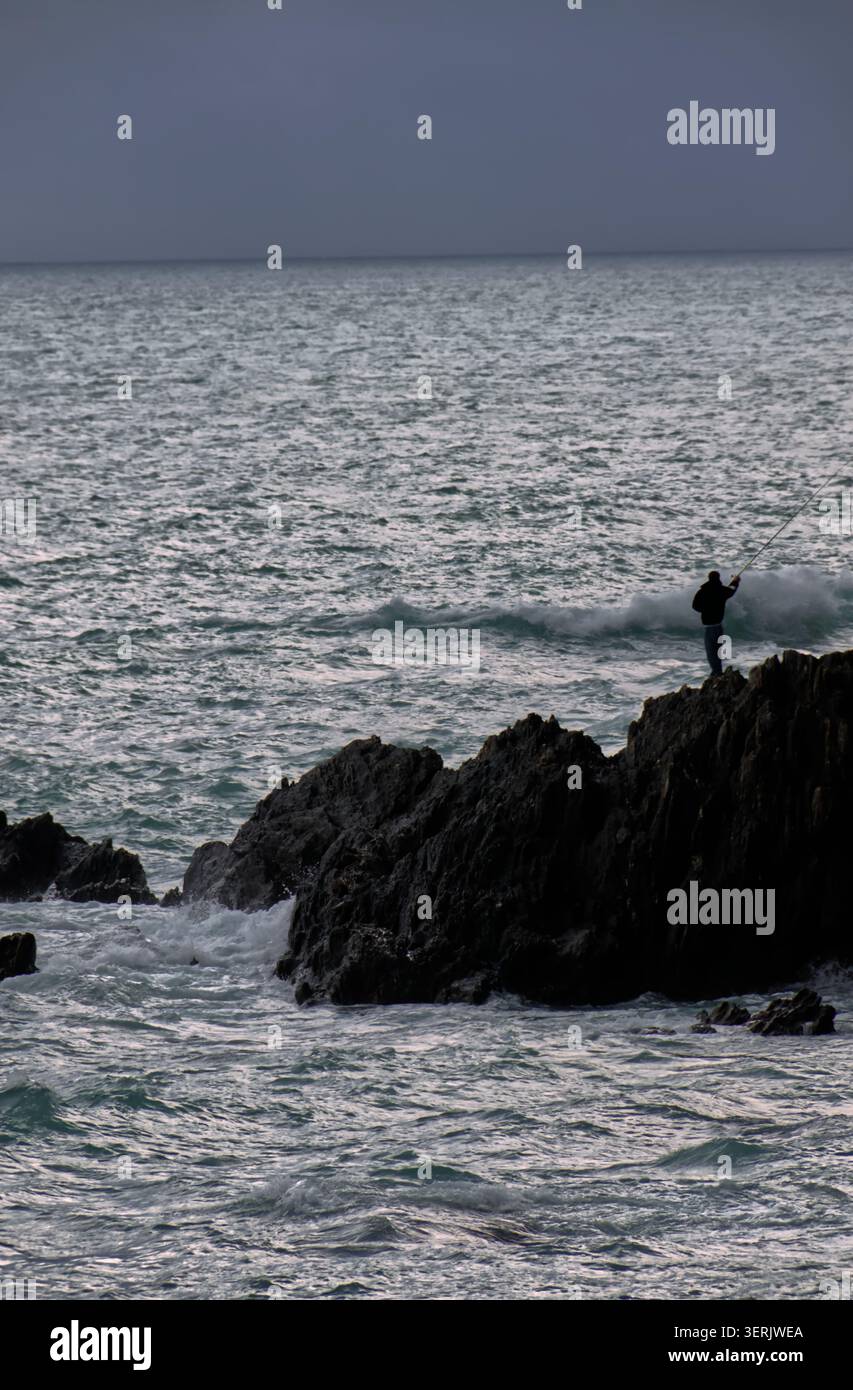 Ein Fischer in Ligurien im Gebiet von Genova Nervi. Stockfoto