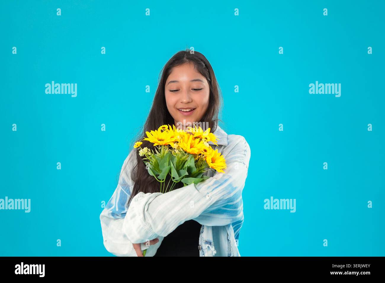 Eine junge Frau mit einem Blumenstrauß im Atelier Stockfoto