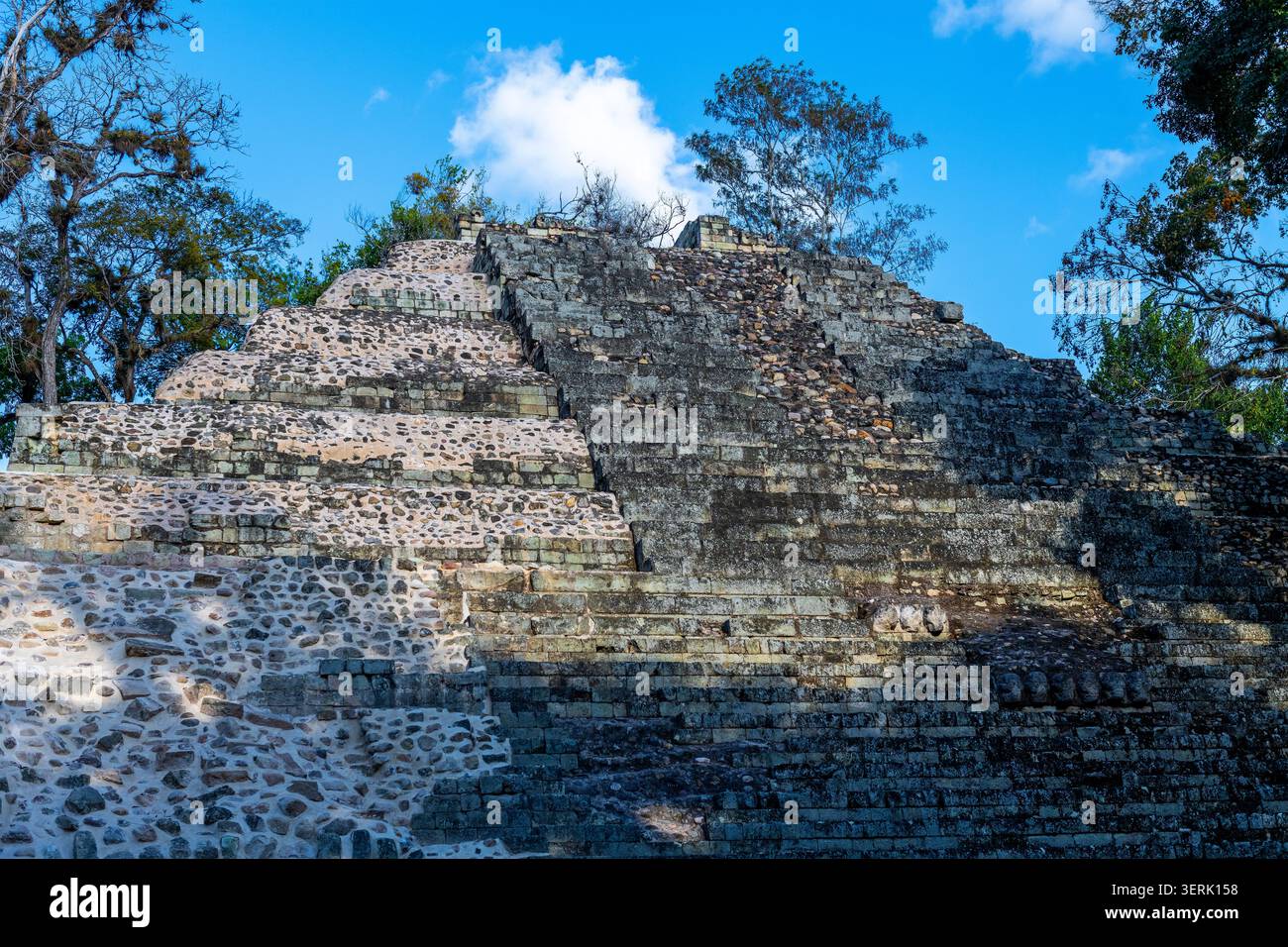 Tempel 16 in der Akropolis von Copan bei Sonnenuntergang mit dem Rosalila-Tempel im Inneren, Copan, Honduras. Stockfoto