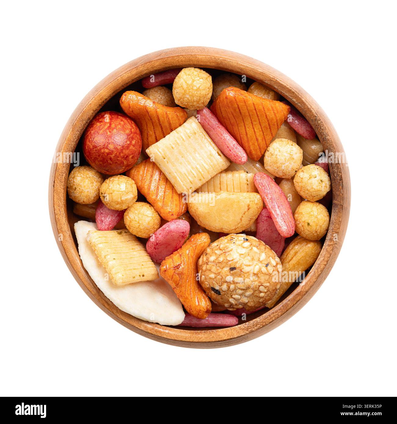 Japan Mix, japanische Reiscracker und beschichtete Erdnüsse in Holzschale. Crackersorten aus gebackenem Reis und Weizenmehl. Stockfoto