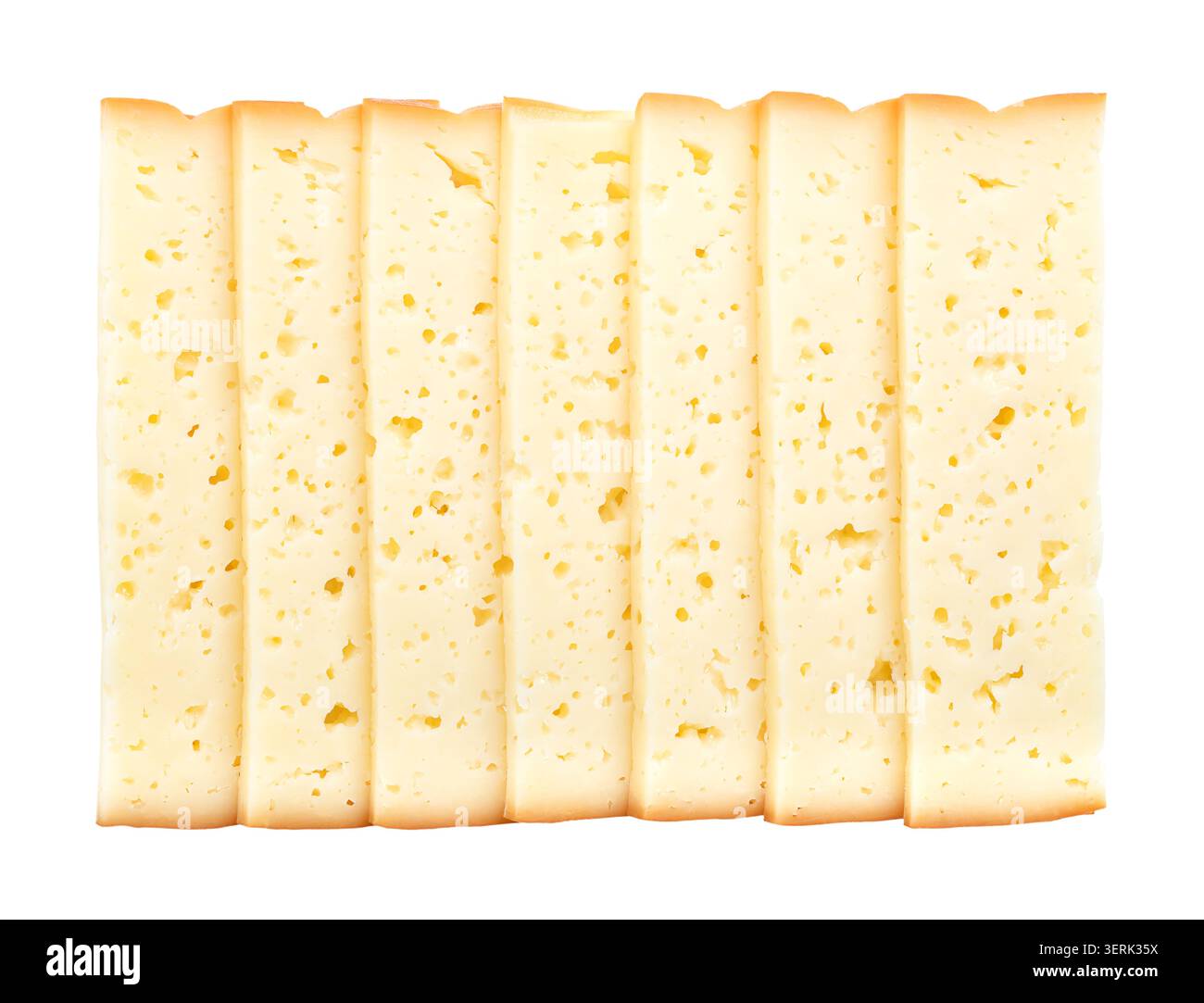 Scheiben von geräuchertem halbhartem Käse in einer Reihe. Querschnitt aus Traunstein Räucherkäse aus Österreich, 45 % Fett in Trockenmasse, mit cremiger Textur. Stockfoto