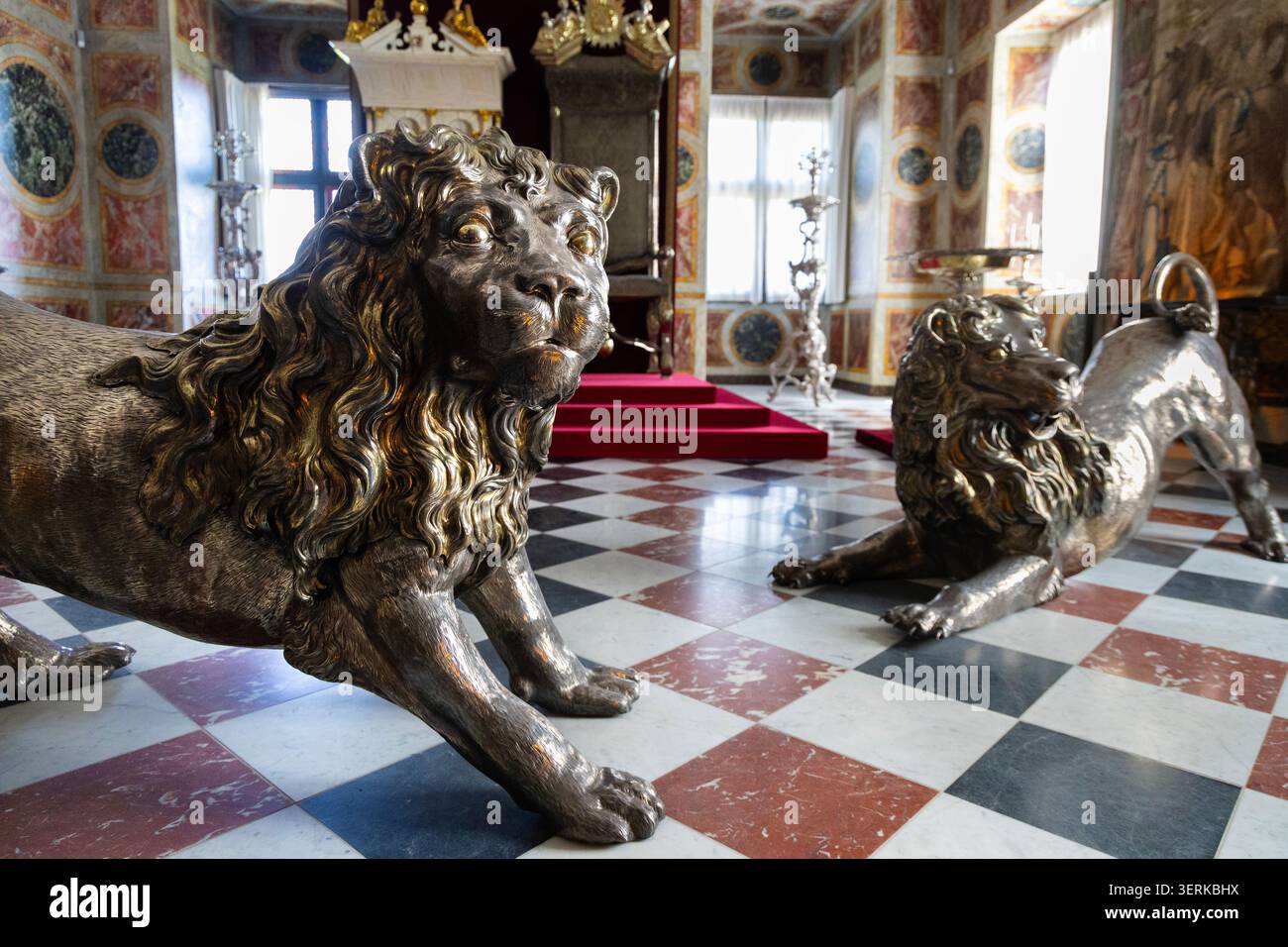 Silberlöwen des Silberschmieds Ferdinand Kublich im Rittersaal auf Schloss Rosenborg, Kopenhagen, Dänemark Stockfoto