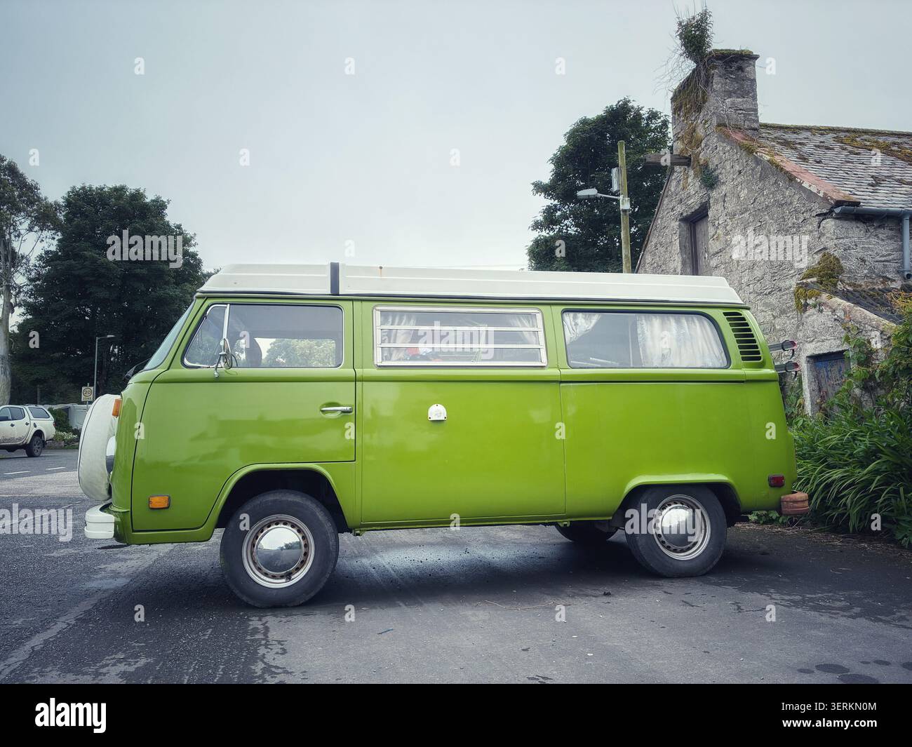 Volkswagen Campervan ein grüner VW Camper Van, der im Juni 2026 in Schottland im Vereinigten Königreich geparkt wurde Stockfoto