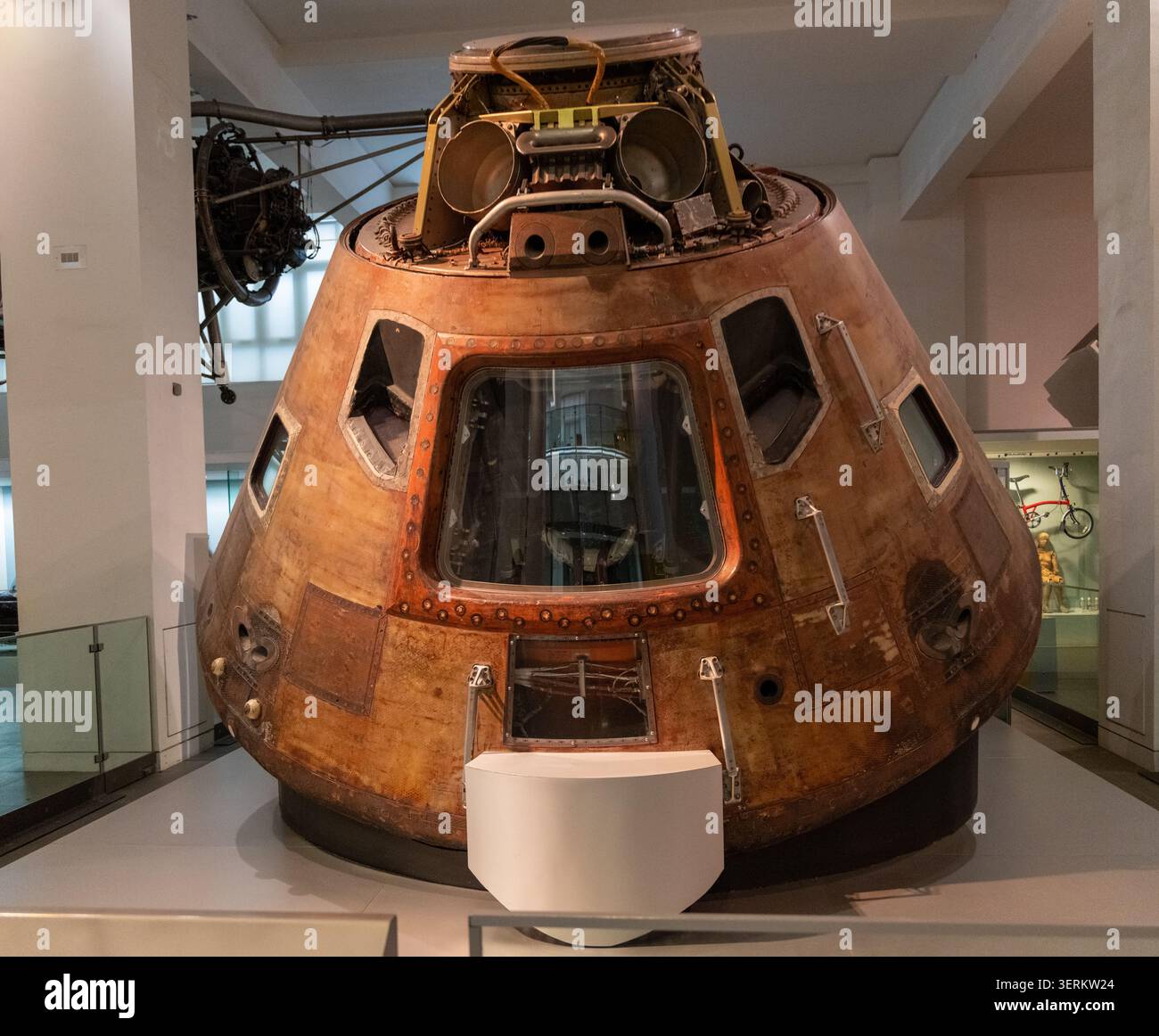London, Großbritannien - 16. März 25: Apollo-Kommandomodul-Wiedereintrittskapsel in den Weltraumforschungsgalerien des Science Museum, London, Großbritannien. Stockfoto