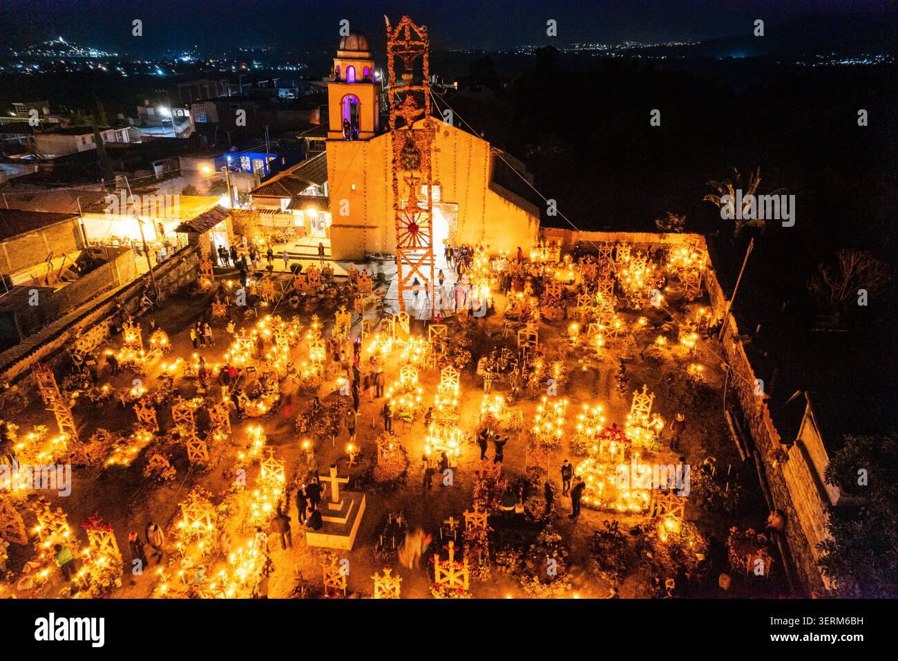 Der beleuchtete Friedhof von Arocutin, Michoacan am Tag der Toten in Mexiko. Stockfoto