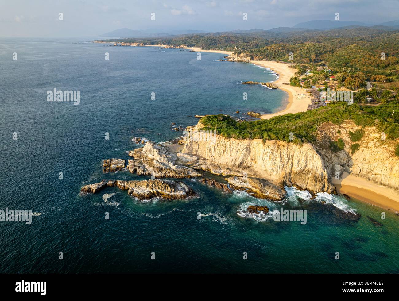 Küste und Klippen von Faro de Bucerias, Michoacan, Mexiko. Stockfoto