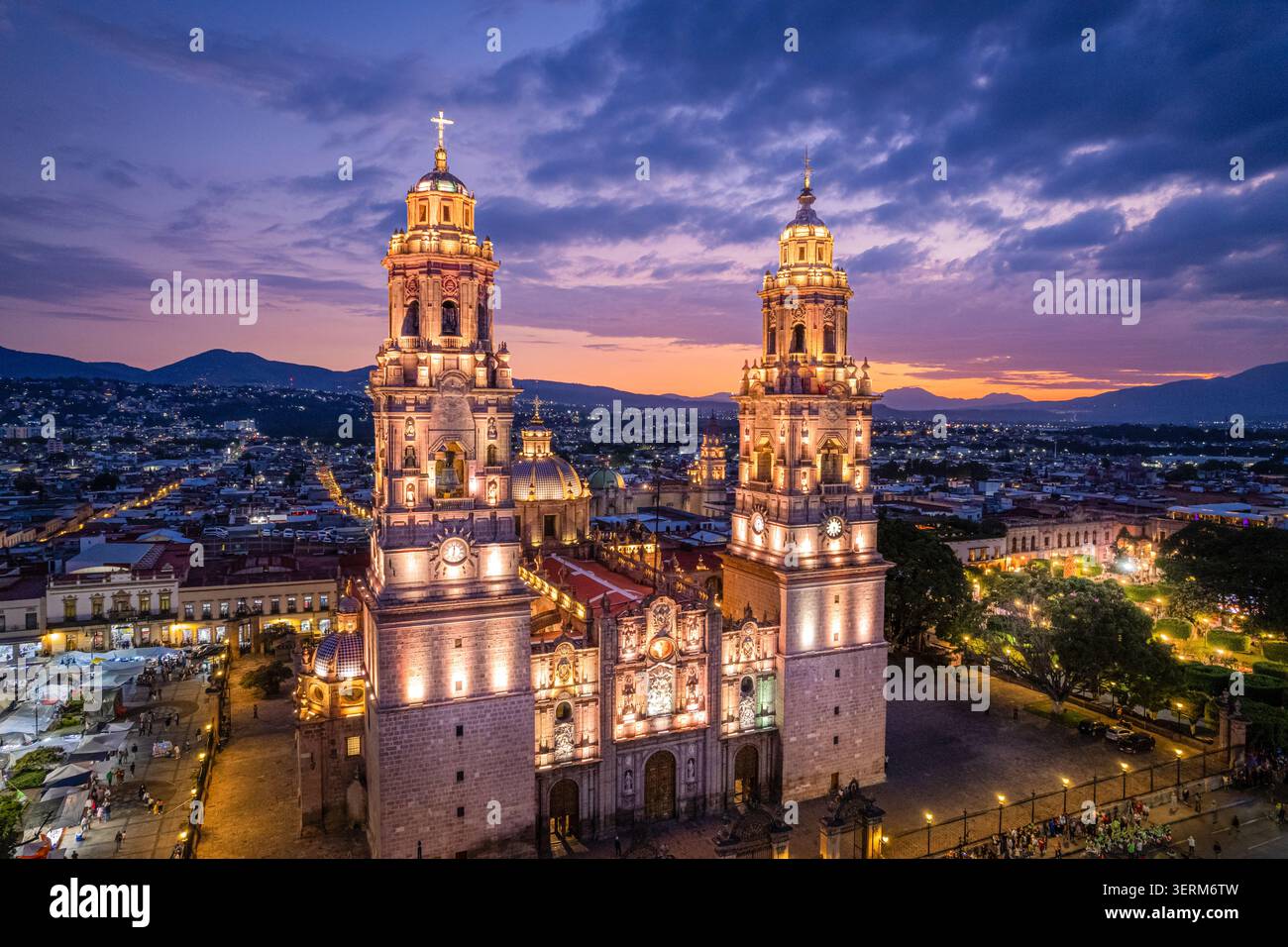 Beleuchtete Kathedrale in der Dämmerung, Morelia, Michoacan, Mexiko. Stockfoto
