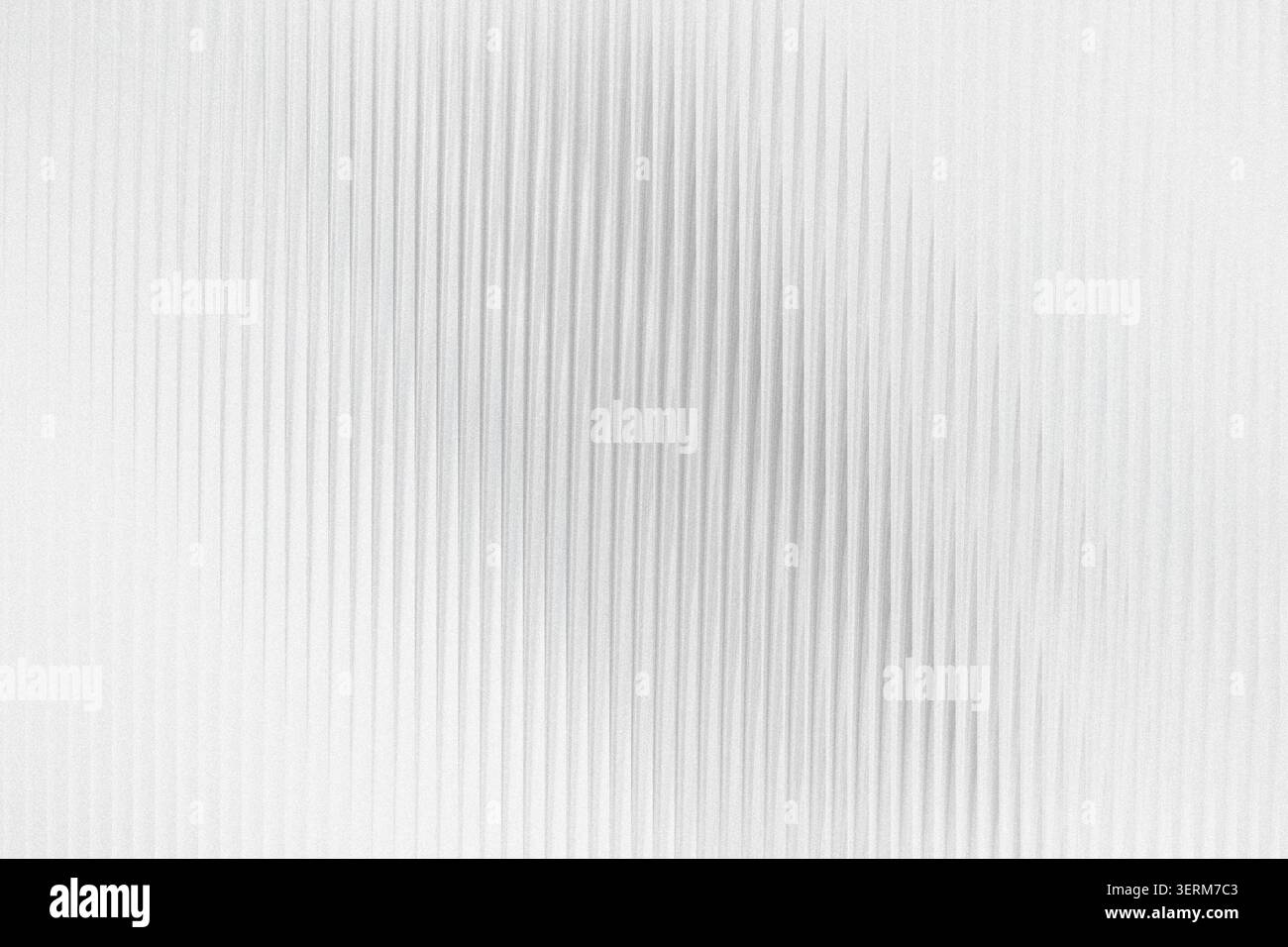 Ein klarer, heller weißer Hintergrund mit dezenten vertikalen strukturierten Linien und einem leichten körnigen Effekt, perfekt für minimalistische Designprojekte. Stockfoto