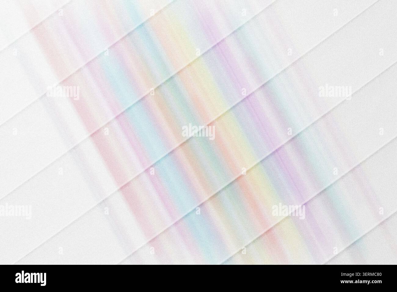 Ein abstrakter digitaler Kunsthintergrund mit diagonalen parallelen Streifen mit einem weichen, ätherischen Regenbogenverlauf und einer subtilen, körnigen Textur. Stockfoto