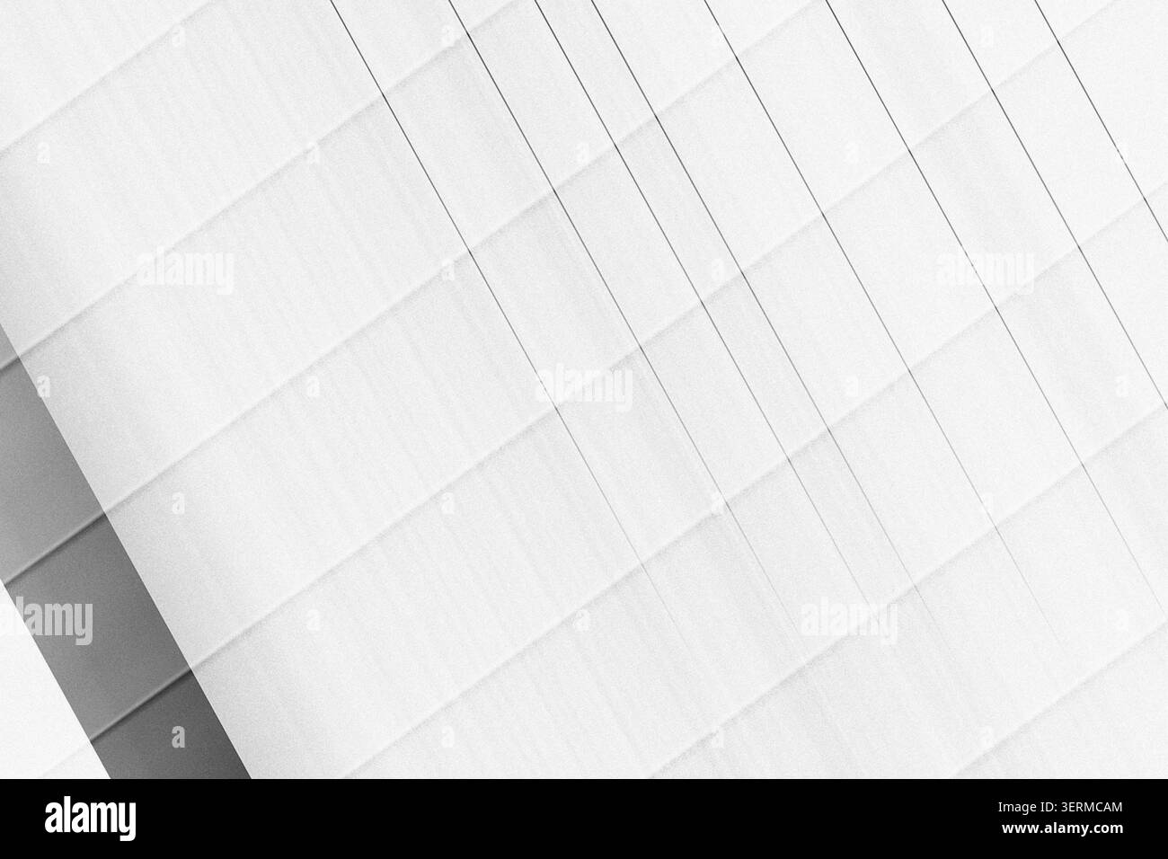 Ein minimalistisches abstraktes Design mit diagonalen Linien und dezenten grauen Verläufen für einen klaren und modernen, strukturierten visuellen Effekt. Stockfoto