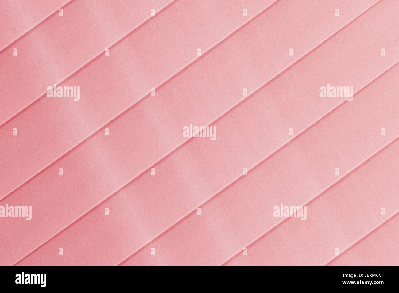 Ein zarter abstrakter Hintergrund mit zarten rosa Diagonalstreifen, einer klaren, strukturierten Oberfläche und einem minimalistischen Design. Stockfoto