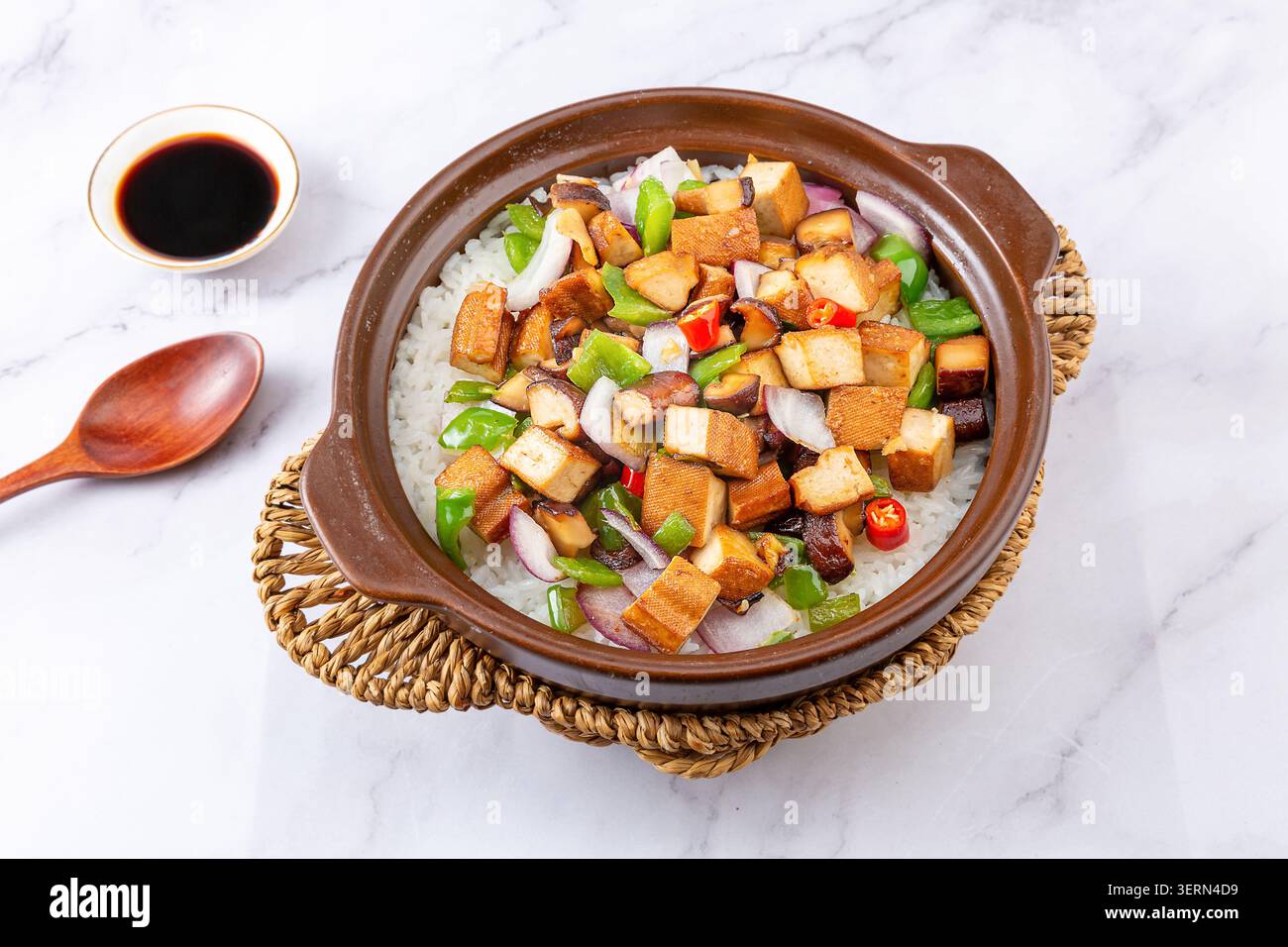Chinesischer Claypot-Reis mit getrockneten Tofu und Paprika, vegetarisch freundlich Stockfoto