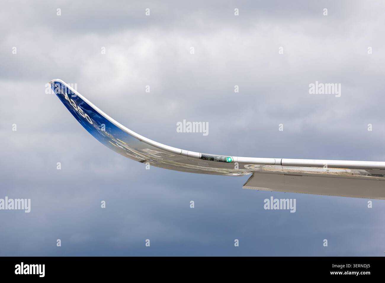 Berlin, Deutschland - 14. Juni 2026. Airbus A350-1000 xwb Wingtip Sharklet markanter geschwungener Sharklet dramatischer bewölkter Himmel mit fortschrittlicher Aerodynamik Stockfoto