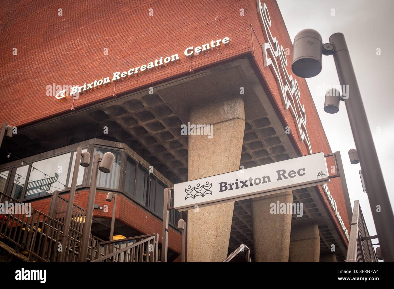LONDON – 11. MAI 2026: Brixton Recreation Centre – Außenansicht des Brixton Rec Community and Sports Centre. Stockfoto