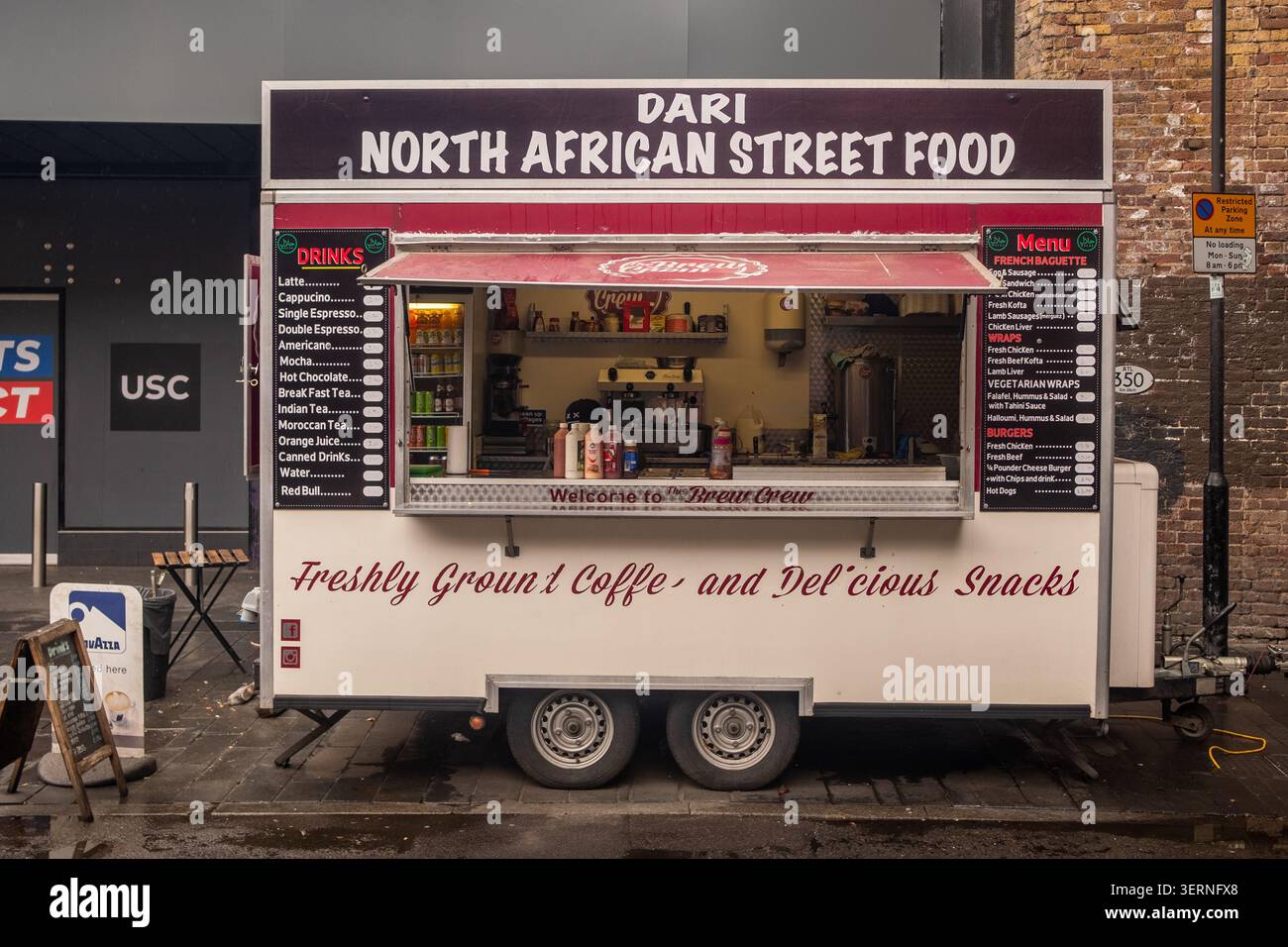 LONDON – 11. MAI 2026: DARI North African Street Food – Food Truck, der nordafrikanische Street Food an der Pope’s Road in Brixton verkauft. Stockfoto