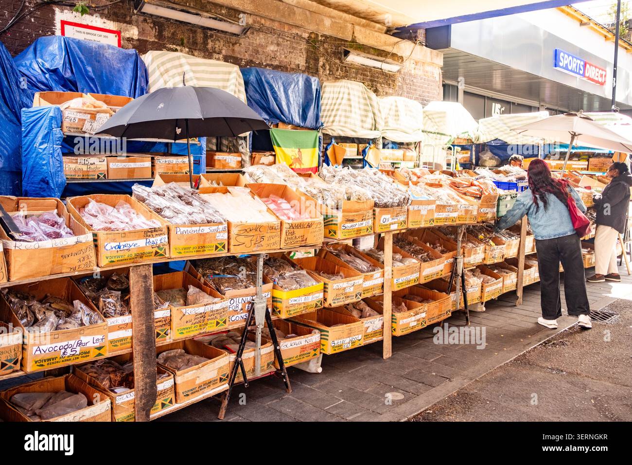 LONDON – 12. MAI 2026: Pope’s Road Brixton-Caribbean Market Stand mit Gewürzen, Kräutern und traditionellen westindischen Zutaten außerhalb des Brixton Markts Stockfoto