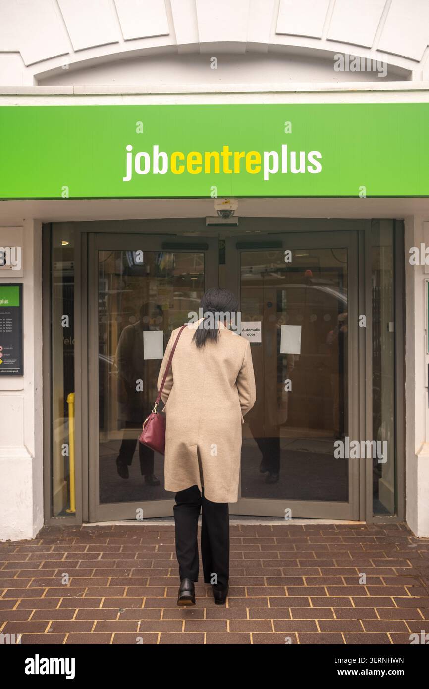 LONDON – 14. MAI 2026: Jobcenter Plus Fulham – Eingang zum Jobcenter Plus an der Waterford Road in Fulham. Stockfoto