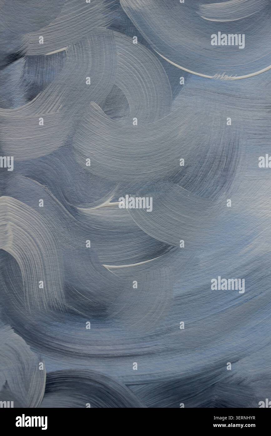 Abstrakter blau gemalter Hintergrund mit sichtbaren Pinselstrichen, strukturierte Acrylfarbe in kühlen Pastelltönen. Minimaler künstlerischer Hintergrund Stockfoto