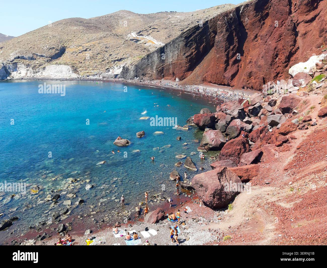 Red Beach Santorini mit Badegäis Stockfoto