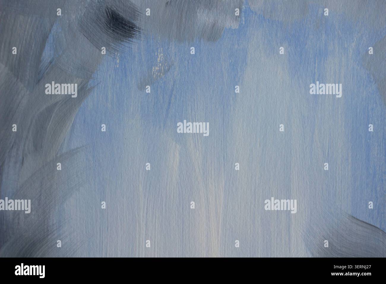 Abstrakter blau gemalter Hintergrund mit sichtbaren Pinselstrichen, strukturierte Acrylfarbe in kühlen Pastelltönen. Minimaler künstlerischer Hintergrund Stockfoto