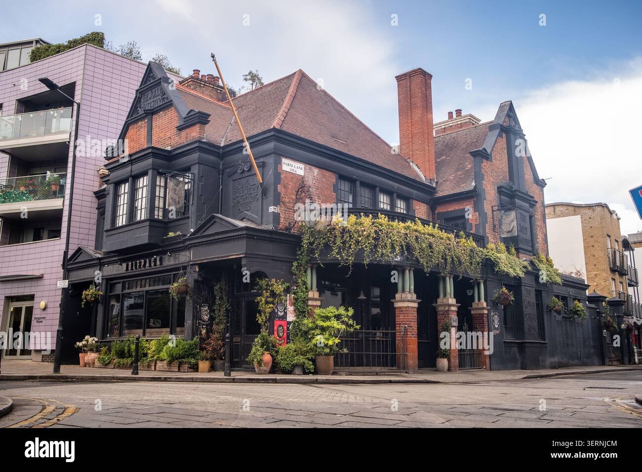 LONDON – 14. MAI 2026: The Wolfpack Fulham – traditioneller Pub auf der Farm Lane in Fulham mit Sitzplätzen im Freien. Stockfoto