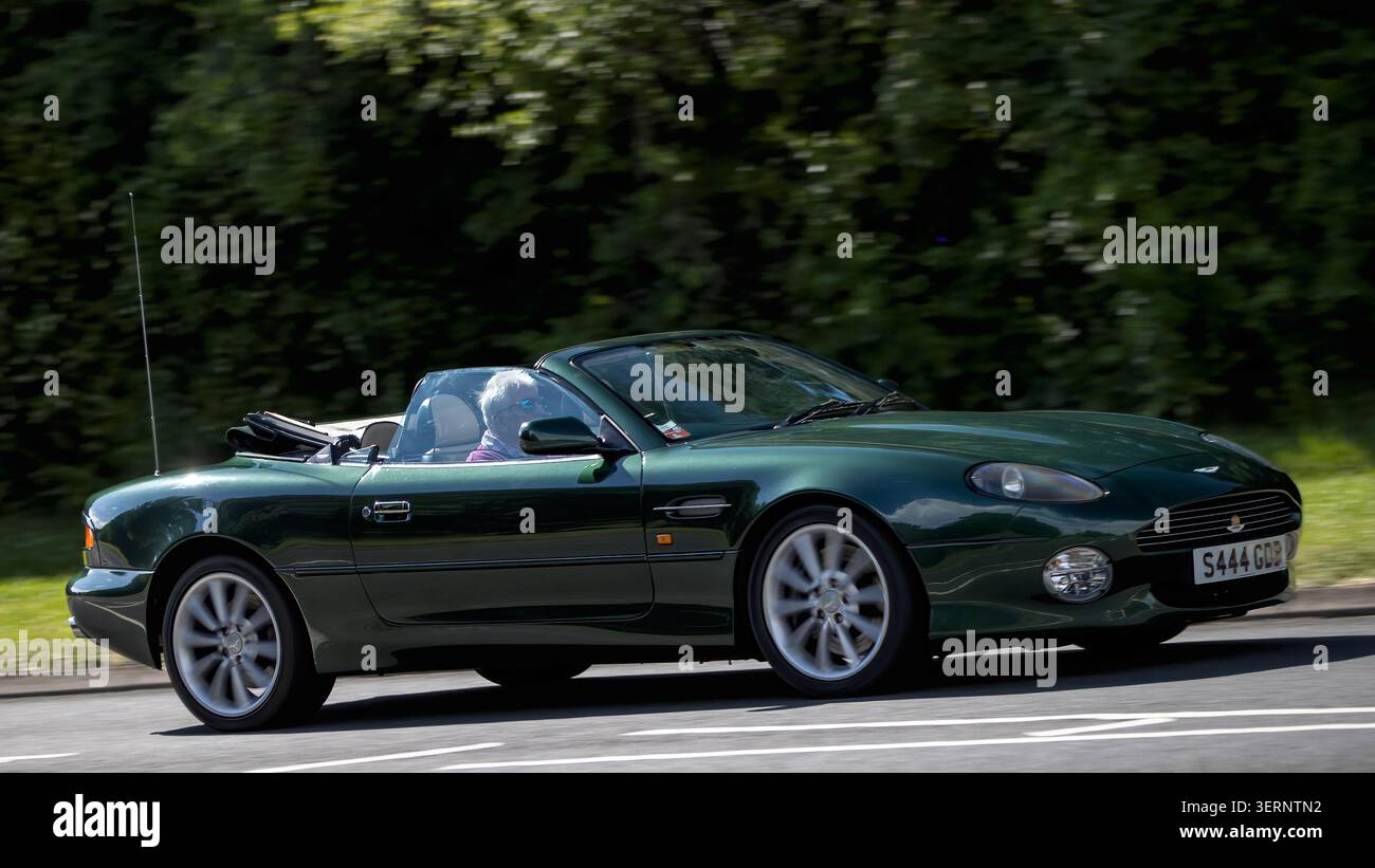 Milton Keynes, Bucks, UK - 18. Juni 2026: 2002 grünes Aston Martin DB7 Auto auf einer britischen Straße Stockfoto