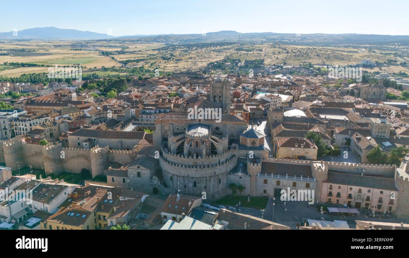 Avila ummauerte Stadtkathedrale und Kastilian Plains Wide Aerial Stockfoto