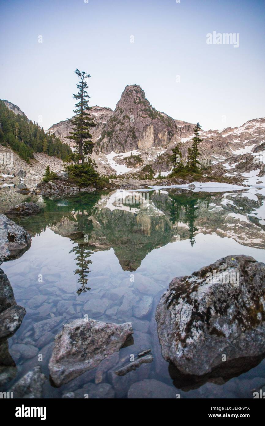 Dreadnought Peak spiegelt sich in einem ruhigen Bergsee Stockfoto