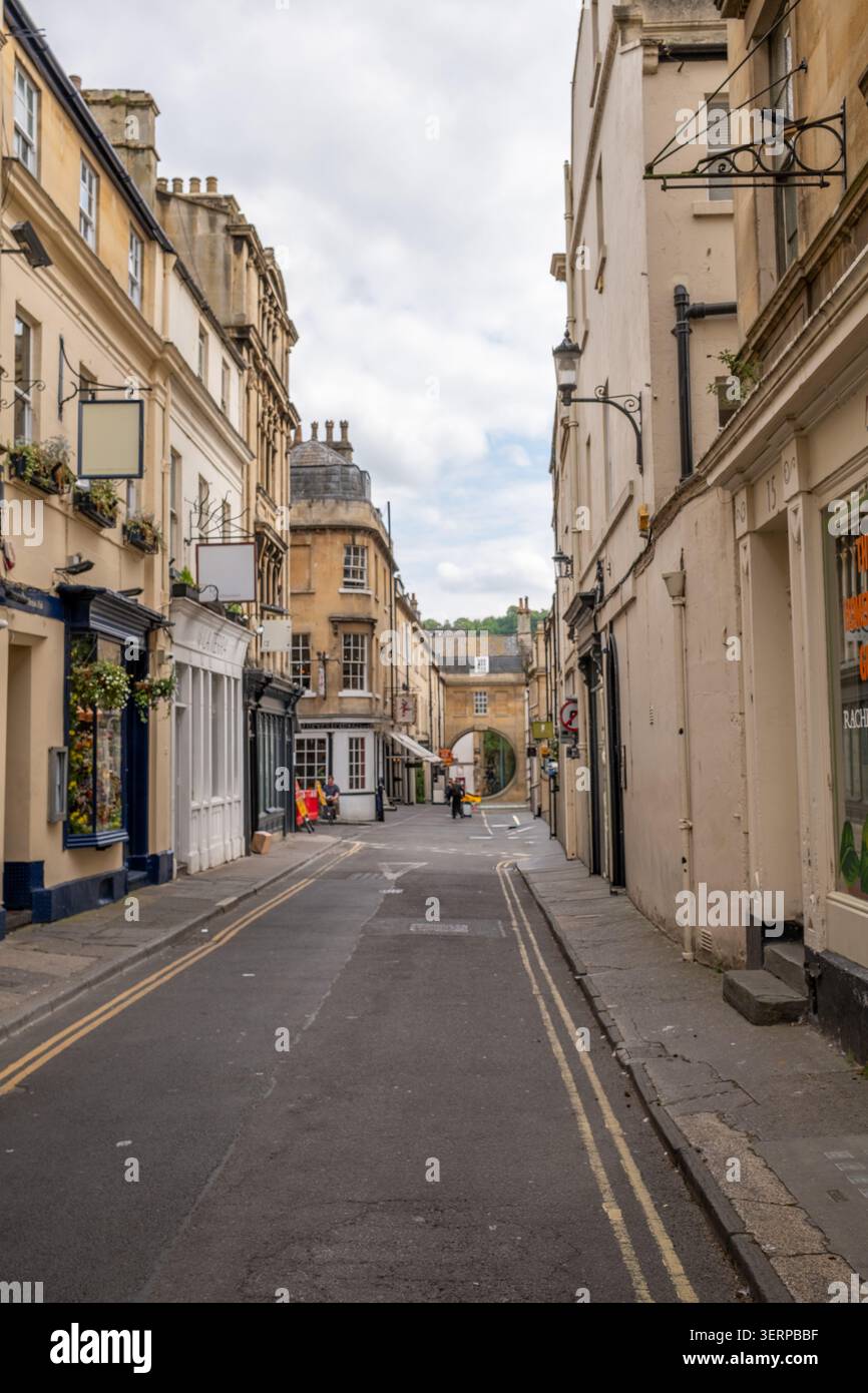 Gassen-Straßenlandschaft in Bath, Großbritannien mit historischer Steinarchitektur Stockfoto