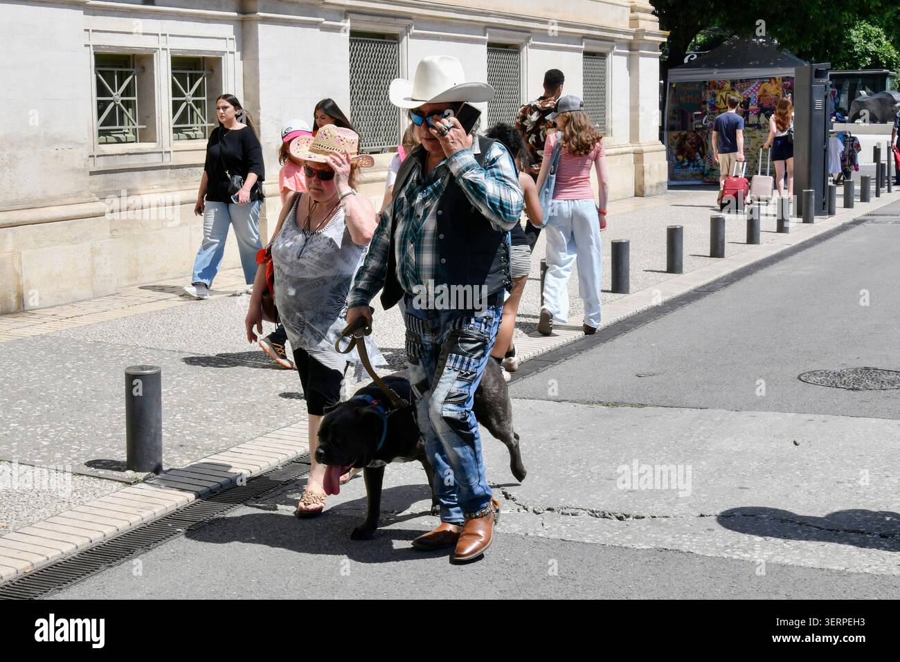 La Feria de Nîmes. Ein Paar mit Cowboyhüten in der Stadt Nimes Stockfoto