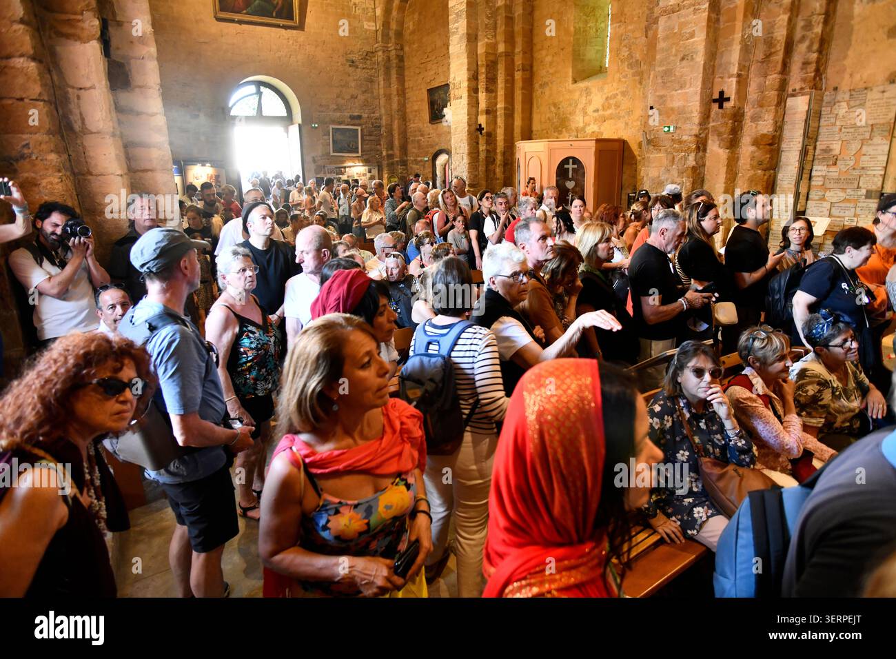 Katholisch-christliche Pilger strömen beim Zigeunerfest Saintes-Maries-de-la-Mer 2026 in die Kirche Stockfoto