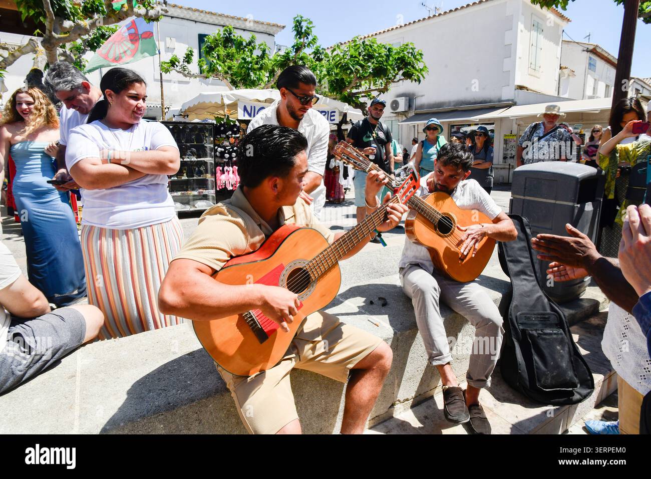 Musik und Tanz auf den Straßen beim Zigeunerfestival Saintes-Maries-de-la-Mer 2026 Stockfoto